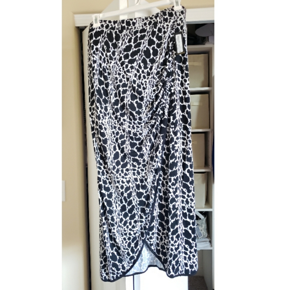 Skirt w/ slit